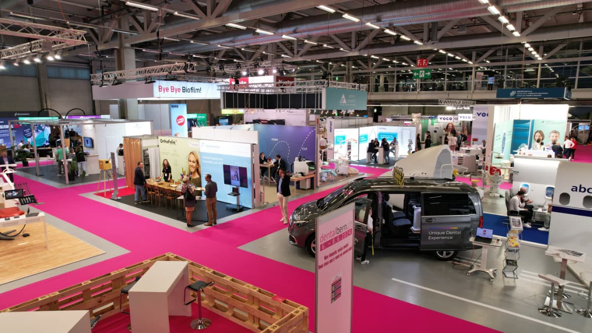 Messehalle der Dental Bern mit Ständen und Besuchern