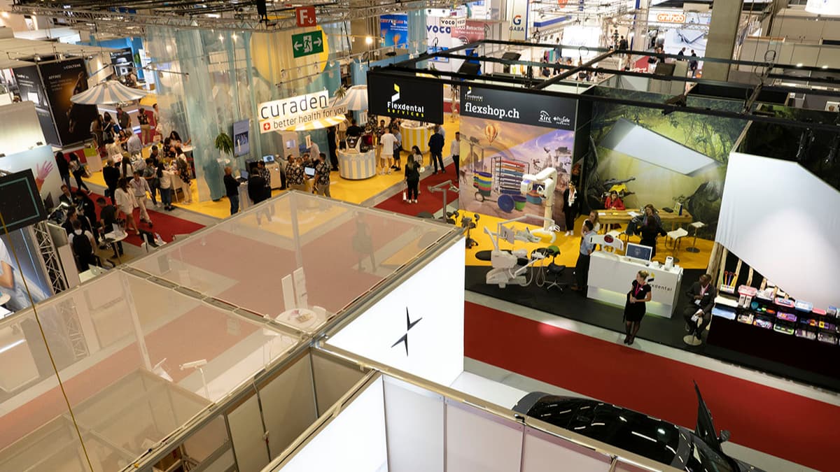 Aussteller und Besucher an der Dental Bern