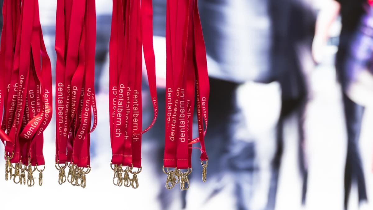 Lanyards mit dentalbern.ch-Schriftzug